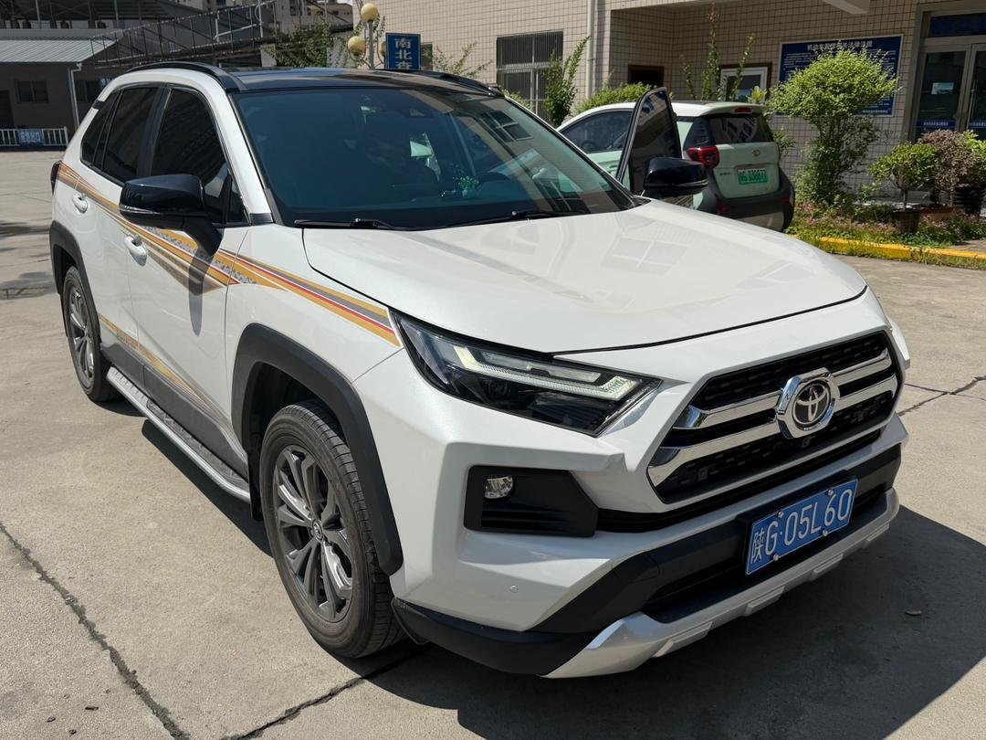 Toyota RAV4 Plus 2023 — 4×4 (14,722 km)